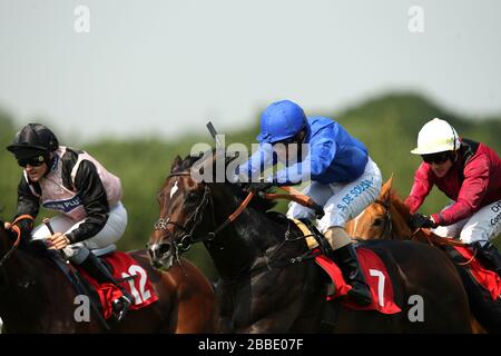 Emirates Galloper, der vom Jockey Silvestre de Sousa geritten wird, gewinnt die Irish Stallion Farms E.B.F. Jungfern-Einsätze während des Coral-Eclipse Summer Festival Ladies' Day auf der Sandown Park Racecourse Stockfoto