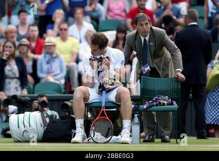 Andy Murray aus Großbritannien argumentiert mit Schiedsrichter Andrew Jarrett über seine Entscheidung, das Dach während seines Spiels mit dem Polen Jerzy Janowicz zu schließen Stockfoto