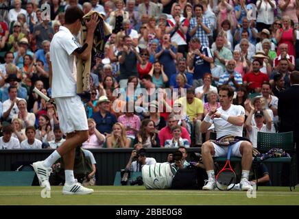 Großbritanniens Andy Murray (rechts) und Polens Jerzy Janowicz während eines Endwechsels Stockfoto