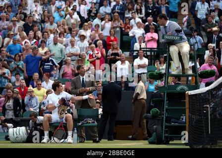 Andy Murray aus Großbritannien argumentiert mit Schiedsrichter Andrew Jarrett und dem Schiedsrichter über ihre Entscheidung, das Dach während seines Spiels mit dem Polen Jerzy Janowicz zu schließen Stockfoto