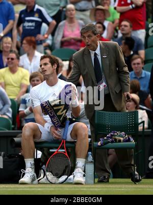 Andy Murray aus Großbritannien argumentiert mit Schiedsrichter Andrew Jarrett über seine Entscheidung, das Dach während seines Spiels mit dem Polen Jerzy Janowicz zu schließen Stockfoto