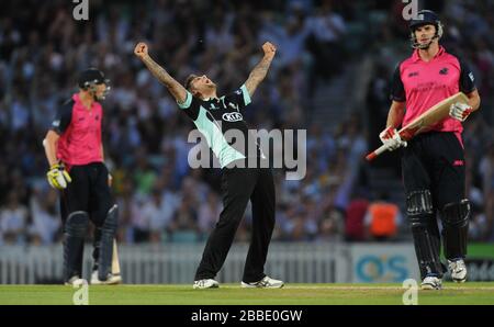 Surreys Jade Dernbach feiert, nachdem sie das Wicket Middlesex Panthers' Kyle Mills genommen hat. Stockfoto