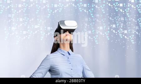 Tausendjährige Geschäftsfrau mit Virtual Reality Headset, Collage auf Farbhintergrund mit fallenden Pixeln. Panorama Stockfoto