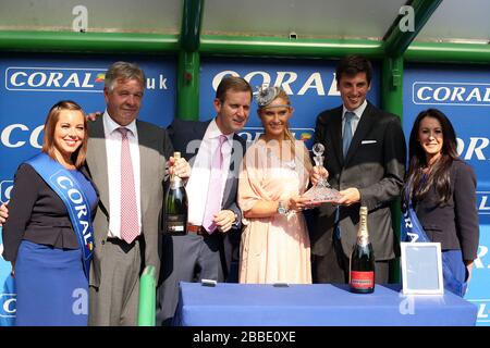 Präsentation für den Gewinner Circus Turn of the Coral Backing MacMillan Cancer Support Handicap Stakes von Jeremy Kyle und Carla Germaine zu Trainer Sir Michael Stoute während des Coral-Eclipse Day auf der Sandown Racecourse Stockfoto