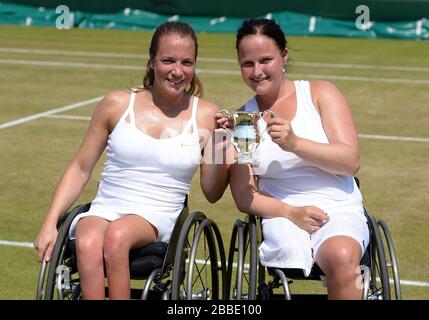 Die Netherlands Jiske Griffioen (rechts) und Aniek Van Koot feiern den Sieg im Doppelfinale ihrer Rollstuhldamen gegen die Großbritanniens Jordanne Whiley und den japanischen Yui Kamiji Stockfoto