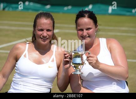 Die Netherlands Jiske Griffioen (rechts) und Aniek Van Koot feiern den Sieg im Doppelfinale ihrer Rollstuhldamen gegen die Großbritanniens Jordanne Whiley und den japanischen Yui Kamiji Stockfoto