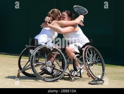 Die Netherlands Jiske Griffioen (rechts) und Aniek Van Koot feiern den Sieg im Doppelfinale ihrer Rollstuhldamen gegen die Großbritanniens Jordanne Whiley und den japanischen Yui Kamiji Stockfoto