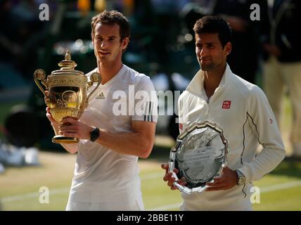 Großbritanniens Andy Murray mit seiner Siegertrophäe neben Serbiens Novak Djokovic (rechts) nach dem Herreneinzel Finale Stockfoto