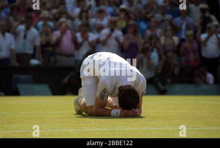 Großbritanniens Andy Murray feiert das schlagen gegen Serbiens Novak Djokovic Stockfoto