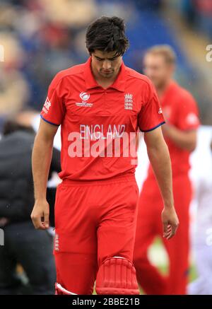 Englands Kapitän Alastair Cook geht nach den Hymnen los Stockfoto