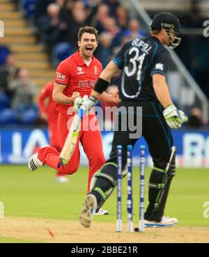 Englands James Anderson feiert den neuseeländischen Martin Guptill mit sauberem Bowling Stockfoto