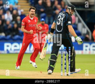 Englands James Anderson feiert den neuseeländischen Martin Guptill mit sauberem Bowling Stockfoto