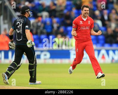 Englands James Anderson feiert den neuseeländischen Martin Guptill mit sauberem Bowling Stockfoto