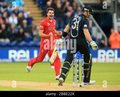 Englands James Anderson feiert den neuseeländischen Martin Guptill mit sauberem Bowling Stockfoto