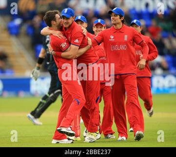 Englands James Anderson feiert den neuseeländischen Martin Guptill mit sauberem Bowling Stockfoto