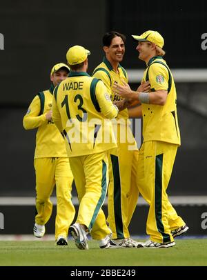 Der australische Mitchell Johnson (2. Rechts) feiert mit seinen Teamkollegen, nachdem er das Wicket von Lahiru Thirimanne in Sri Lanka (nicht abgebildet) genommen hat Stockfoto