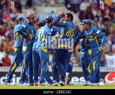 Sri Lankas Kapitän Angelo Mattheson (zweite rechts) feiert das Bowling Out von Australiens Mitchell Marsh (nicht abgebildet) während des ICC Champions Trophy-Matches im Oval, London. Stockfoto