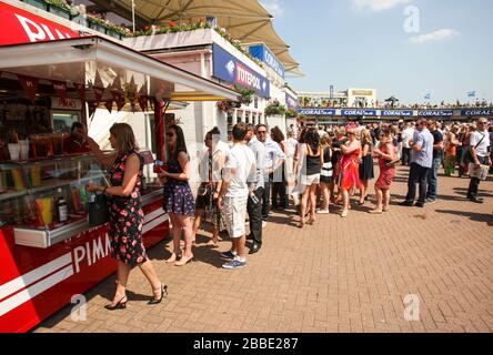 Racegoers genießen ihren Tag auf dem Coral-Eclipse Day auf der Sandown Racecourse Stockfoto