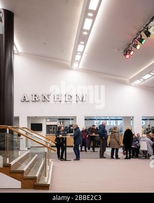 Das Arnhem Foyer. Fairfield Halls, Croydon, Großbritannien. Architekt: GLIMMER, 2019. Stockfoto