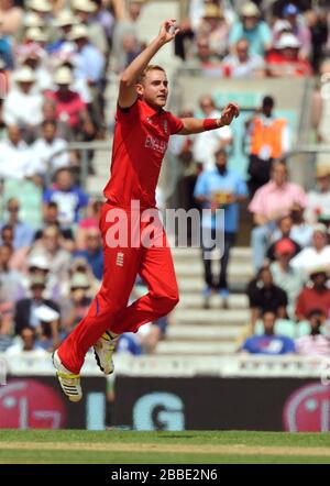 Englands Stuart Broad feiert das Wicket von Südafrikas Rory Kleinveldt während der ICC Champions Trophäe, Halbfinale im Oval, London. Stockfoto