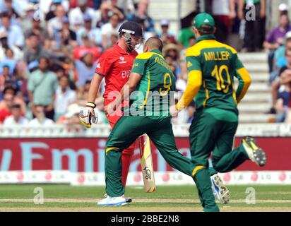 Englands Ian Bell (links) wird während der ICC Champions Trophäe, dem Halbfinale im Oval, London, hinter dem Bowling von Südafrikas Rory Kleinveldt (Mitte) gefangen. Stockfoto