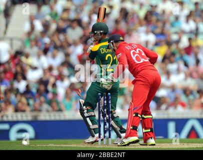 Der Südafrikaner Jean-Paul Duminy (links) wird während der ICC Champions Trophäe, dem Halbfinale im Oval, London, von Englands James Tredwell (nicht abgebildet) ausgepfiont. Stockfoto