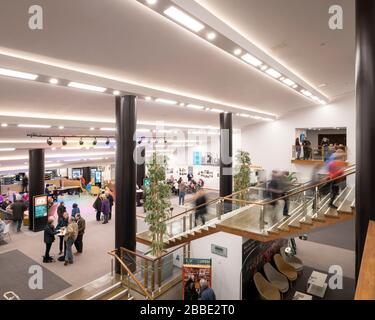 Das Arnhem Foyer. Fairfield Halls, Croydon, Großbritannien. Architekt: GLIMMER, 2019. Stockfoto