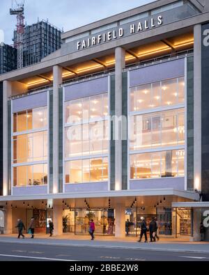 Eingang der Fairfield Hall in der Abenddämmerung. Fairfield Halls, Croydon, Großbritannien. Architekt: GLIMMER, 2019. Stockfoto