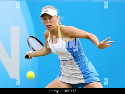 Die dänische Caroline Wozniacki auf ihrem Weg zum Sieg über Russlands Jekaterina Makarova während der AEGON International im Devonshire Park in Eastbourne in Aktion. Stockfoto