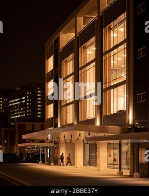 Eingang der Fairfield Hall in der Nacht. Fairfield Halls, Croydon, Großbritannien. Architekt: GLIMMER, 2019. Stockfoto