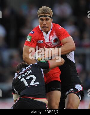 Shannon McPherson von Salford City Reds wird von Jon Wilkin von St. Helens in Angriff genommen. Stockfoto