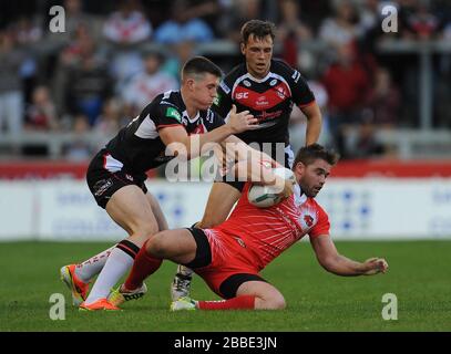 Ashley Gibson von Salford City Reds wird von Joe Greenwood von St. Helens in Angriff genommen. Stockfoto