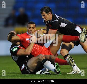 Salford City Reds' Jodie Broughton wird von St. Helens' Anthony Laffranchi (links) und Paul Wellens (rechts) in Angriff genommen. Stockfoto