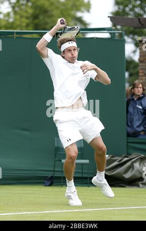 Russlands Igor Andrejew im Einsatz gegen den Polen Lukasz Kubot während des Tages eine der Wimbledon Meisterschaften im All England Lawn Tennis and Croquet Club, Wimbledon. Stockfoto