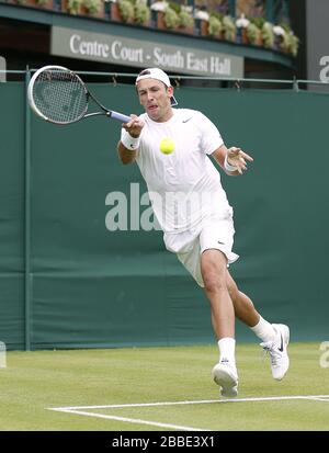 Polens Lukasz Kubot im Einsatz gegen Russlands Igor Andrejew während des Tages einer der Wimbledon Meisterschaften im All England Lawn Tennis and Croquet Club, Wimbledon. Stockfoto