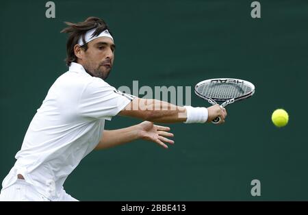 Zyperns Marcos Baghdatis im Einsatz gegen Kroatiens Maran Cilic während des Tages einer der Wimbledon Meisterschaften im All England Lawn Tennis and Croquet Club, Wimbledon. Stockfoto