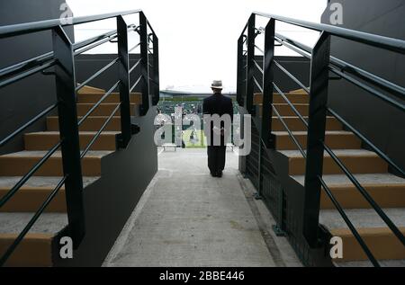 Ein Wimbledon Official steht während des Spiels zwischen Petra Kvitova und Coco Vandeweghe der Tschechischen Republik auf dem Platz 2, am Tag eins der Wimbledon Meisterschaften im All England Lawn Tennis and Croquet Club, Wimbledon. Stockfoto