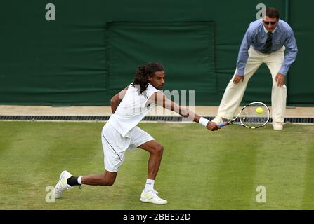 Deutschlands Dustin Brown im Einsatz gegen den australischen Lleyton Hewitt am dritten Tag der Wimbledon Meisterschaften im All England Lawn Tennis and Croquet Club, Wimbledon. Stockfoto