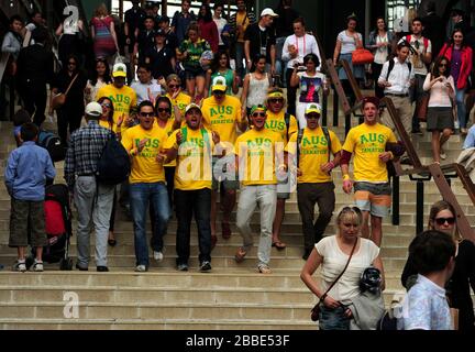 Australische Fans in Wimbledon unterstützen Lleyton Hewitt Stockfoto