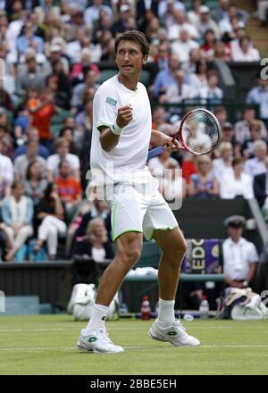 Der ukrainische Sergiy Stakhovsky feiert den zweiten Satz über den Schweizer Roger Federer Stockfoto