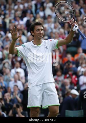 Der ukrainische Sergiy Stakhovsky feiert den Sieg über den Schweizer Roger Federer Stockfoto