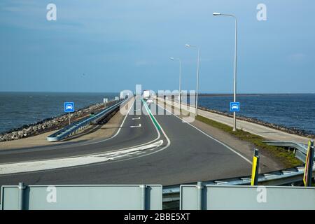 Der Houtribdijk ist ein Staudamm in den Niederlanden, der zwischen 1963 und 1975 im Rahmen der Zuiderzee Werke errichtet wurde und Lelystad und Enkhuizen verbindet. Stockfoto