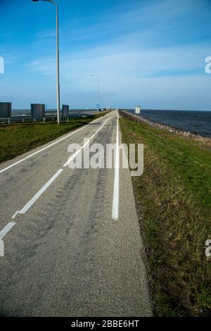 Der Houtribdijk ist ein Staudamm in den Niederlanden, der zwischen 1963 und 1975 im Rahmen der Zuiderzee Werke errichtet wurde und Lelystad und Enkhuizen verbindet. Stockfoto