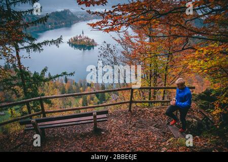 Trail Run in Bled Lake, Slowenien. Berühmte Kirche auf Insel im Hintergrund Stockfoto