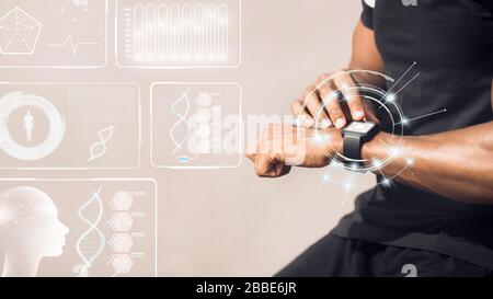 Afroamerikanischer Mann mit Smartwatch Fitness-Tracker auf leichtem Hintergrund, Collage mit Sportdaten auf virtuellem Bildschirm Stockfoto