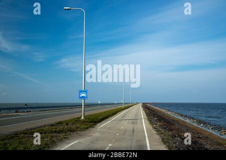 Der Houtribdijk ist ein Staudamm in den Niederlanden, der zwischen 1963 und 1975 im Rahmen der Zuiderzee Werke errichtet wurde und Lelystad und Enkhuizen verbindet. Stockfoto