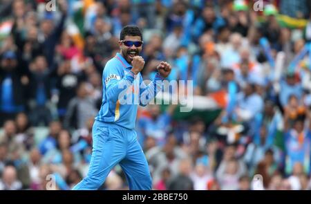 Indiens Ravindra Jadeja feiert die Teilnahme am Wicket des Ramnaresh Sarwan von West Indies zum 1 Stockfoto