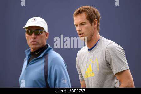 Andy Murray aus Großbritannien mit Trainer Ivan Lendl (links) während einer Trainingseinheit am zweiten Tag der AEGON-Meisterschaften im Queen's Club, London. Stockfoto