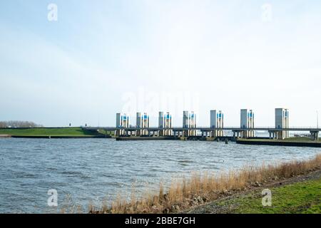 Schleuse am Houtribdijk; eine Staumauer in den Niederlanden, die zwischen 1963 und 1975 als Teil der Zuiderzee-Werke errichtet wurde. Stockfoto