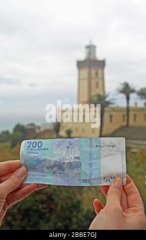 Leuchtturm am Kap Spartel bei Tanger, Marokko - im Vordergrund steht die 200-Dihram-Notiz, auf der ein Bild des Leuchtturms erscheint Stockfoto